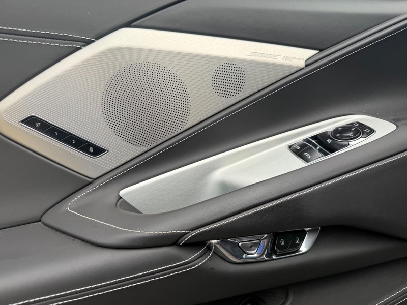 Chevrolet Corvette Vehicle Full-screen Gallery Image 10