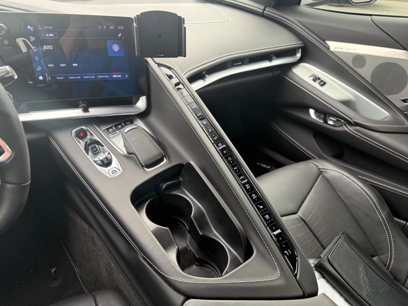 Chevrolet Corvette Vehicle Full-screen Gallery Image 19