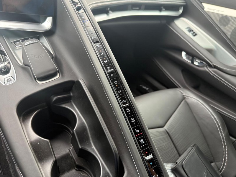 Chevrolet Corvette Vehicle Full-screen Gallery Image 23