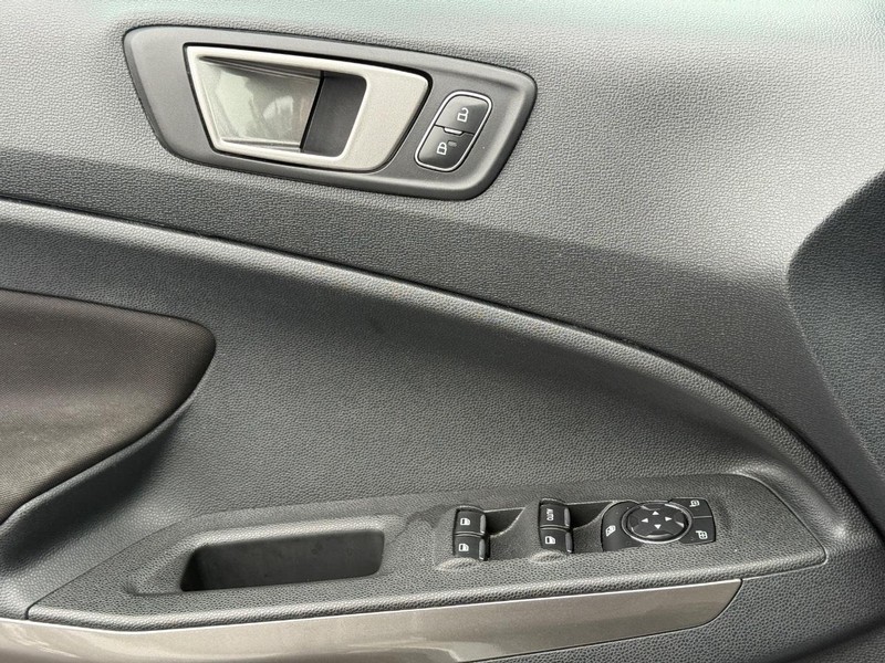 Ford EcoSport Vehicle Full-screen Gallery Image 23