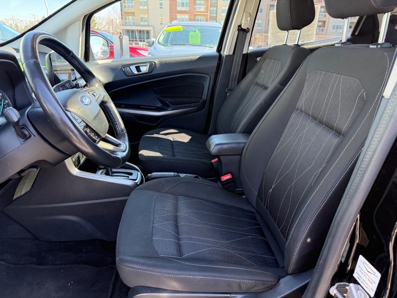 Ford EcoSport Vehicle Full-screen Gallery Image 13