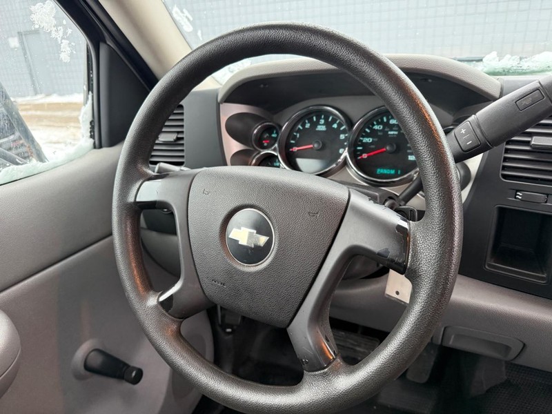 Chevrolet Silverado 3500HD Vehicle Full-screen Gallery Image 11