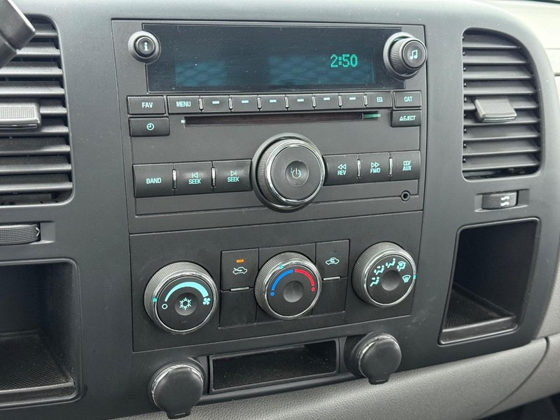 Chevrolet Silverado 3500HD Vehicle Full-screen Gallery Image 12