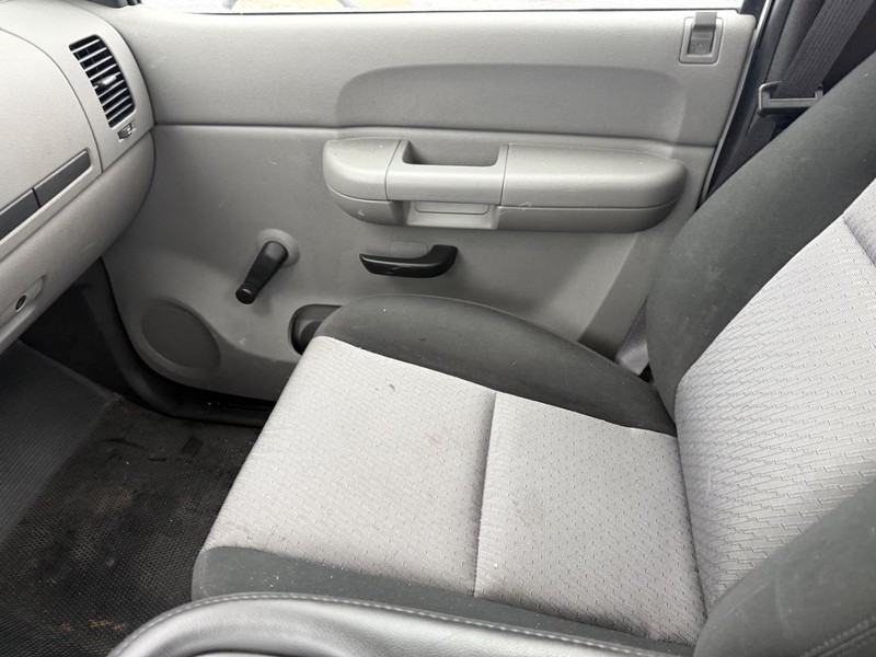 Chevrolet Silverado 3500HD Vehicle Full-screen Gallery Image 13