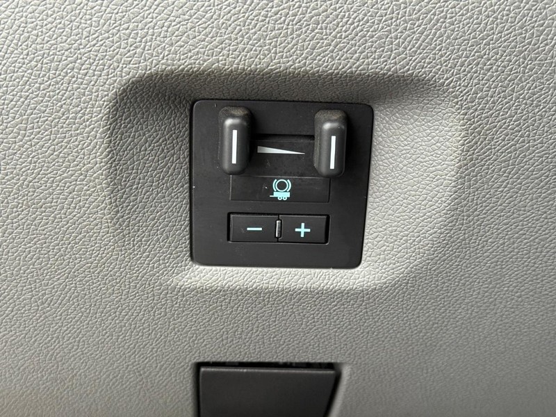 Chevrolet Silverado 3500HD Vehicle Full-screen Gallery Image 16