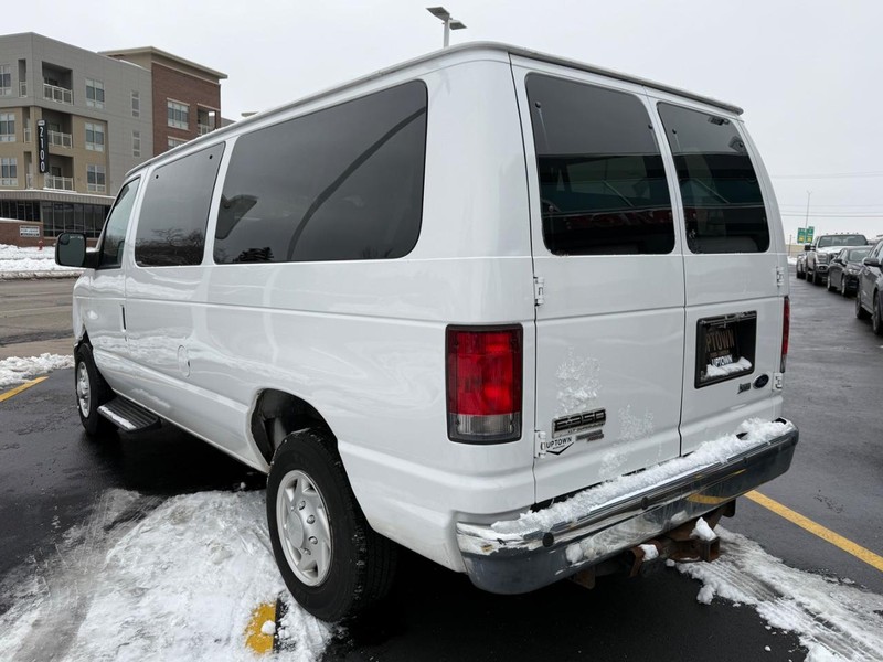 Ford Econoline Wagon Vehicle Full-screen Gallery Image 05