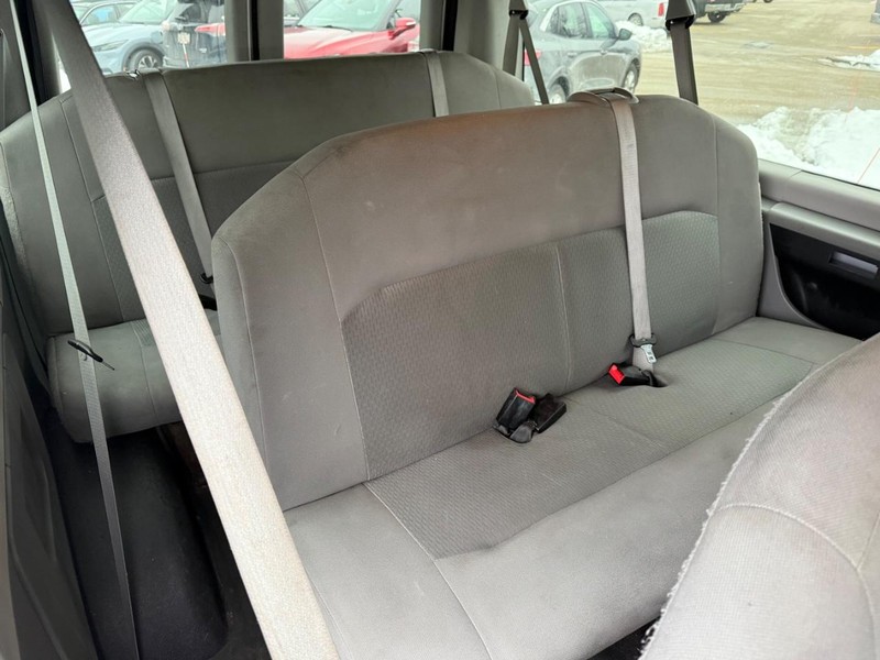 Ford Econoline Wagon Vehicle Full-screen Gallery Image 10