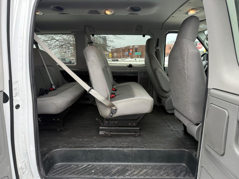 Ford Econoline Wagon Vehicle Full-screen Gallery Image 11