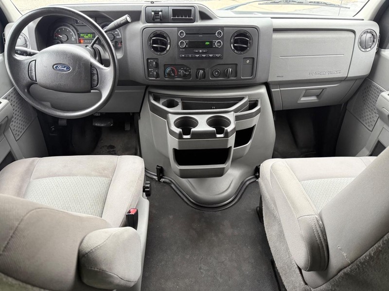 Ford Econoline Wagon Vehicle Full-screen Gallery Image 13