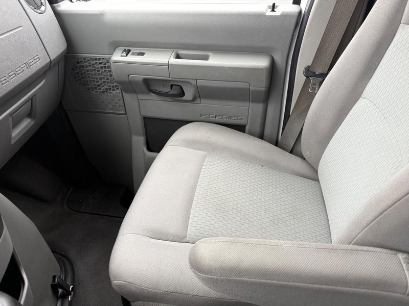 Ford Econoline Wagon Vehicle Full-screen Gallery Image 21