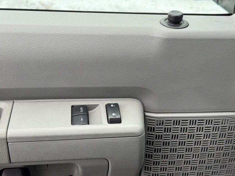 Ford Econoline Wagon Vehicle Full-screen Gallery Image 23