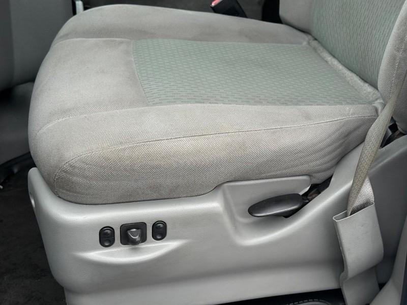 Ford Econoline Wagon Vehicle Full-screen Gallery Image 24