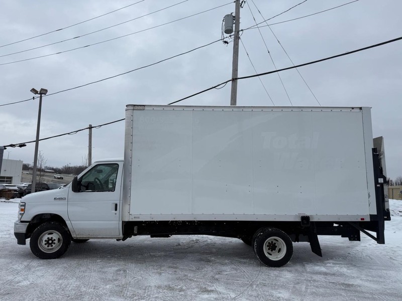 Ford E-Series Cutaway Vehicle Full-screen Gallery Image 02