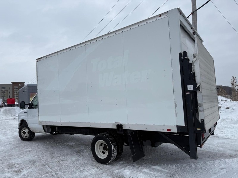 Ford E-Series Cutaway Vehicle Full-screen Gallery Image 03