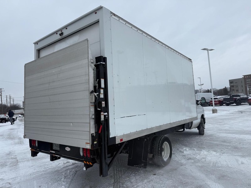 Ford E-Series Cutaway Vehicle Full-screen Gallery Image 05