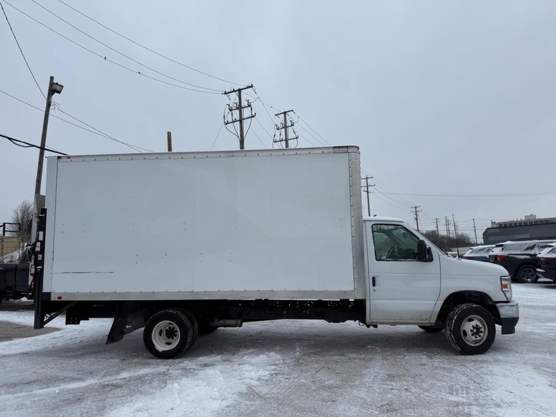 Ford E-Series Cutaway Vehicle Full-screen Gallery Image 06