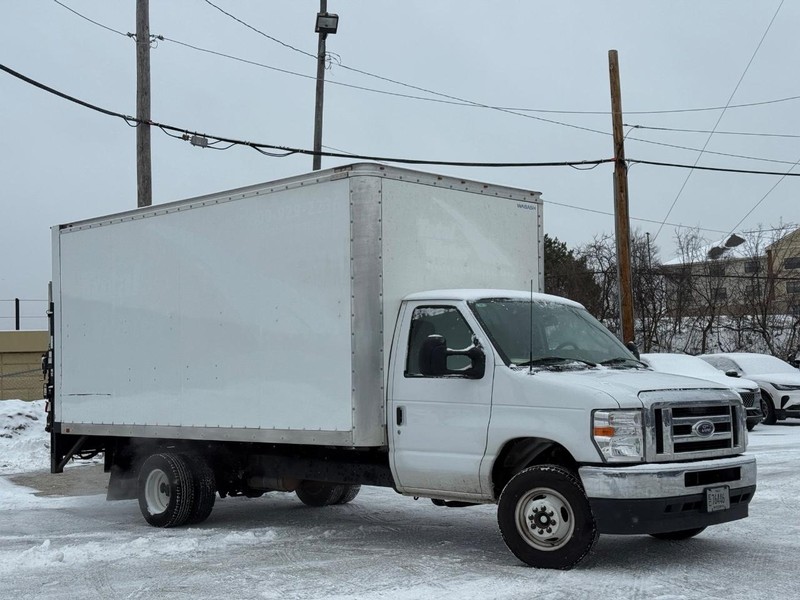 Ford E-Series Cutaway Vehicle Full-screen Gallery Image 07