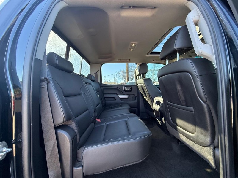 Chevrolet Silverado 3500HD Vehicle Full-screen Gallery Image 11