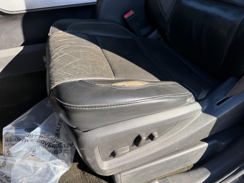 Chevrolet Silverado 3500HD Vehicle Full-screen Gallery Image 24