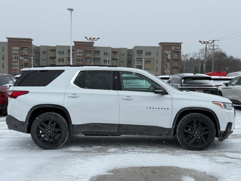 Chevrolet Traverse Vehicle Full-screen Gallery Image 02
