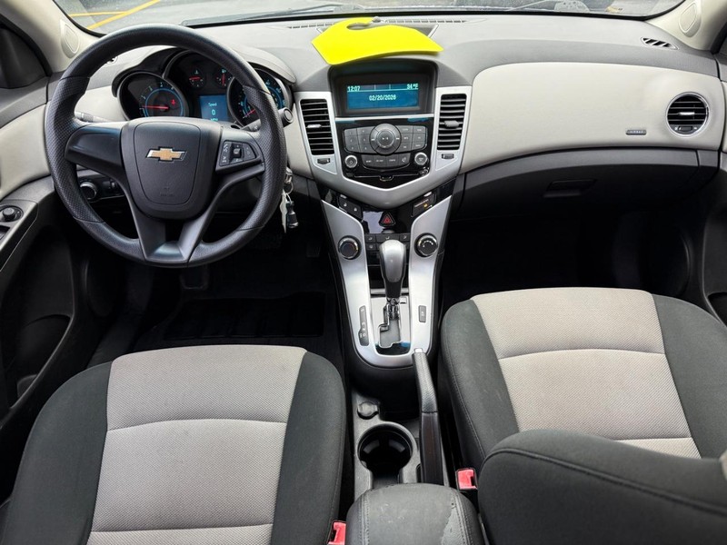 Chevrolet Cruze Vehicle Full-screen Gallery Image 09