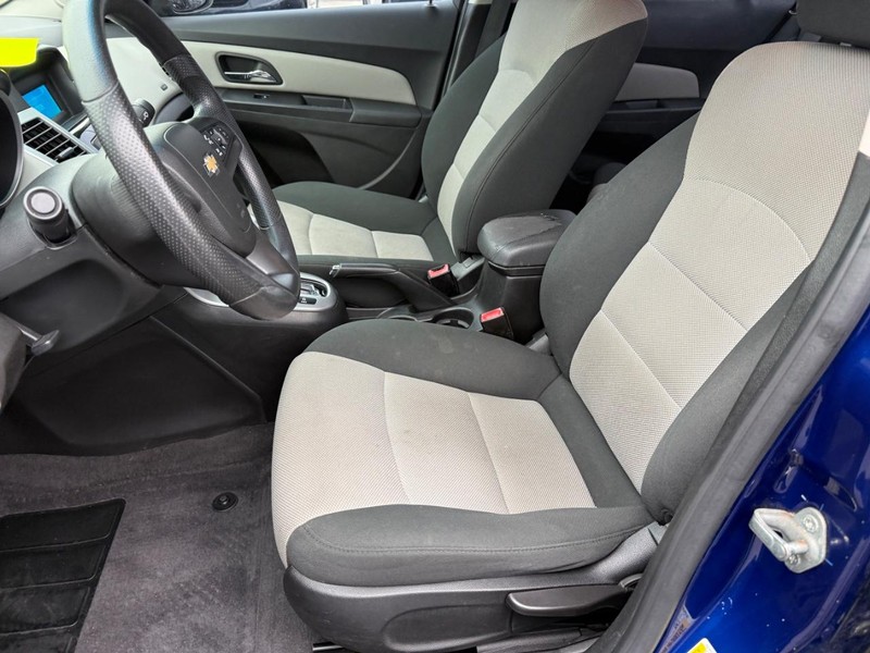 Chevrolet Cruze Vehicle Full-screen Gallery Image 13