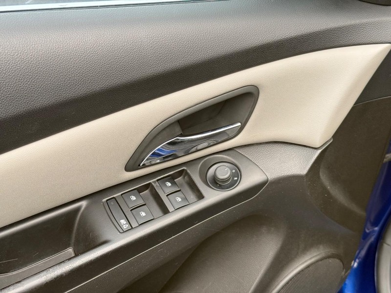 Chevrolet Cruze Vehicle Full-screen Gallery Image 14
