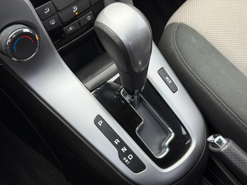 Chevrolet Cruze Vehicle Full-screen Gallery Image 19