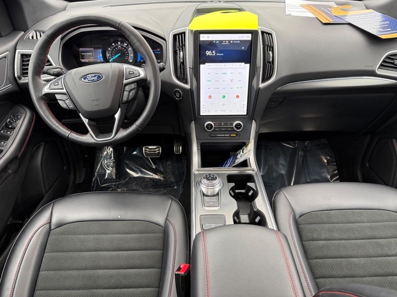 Ford Edge Vehicle Full-screen Gallery Image 09