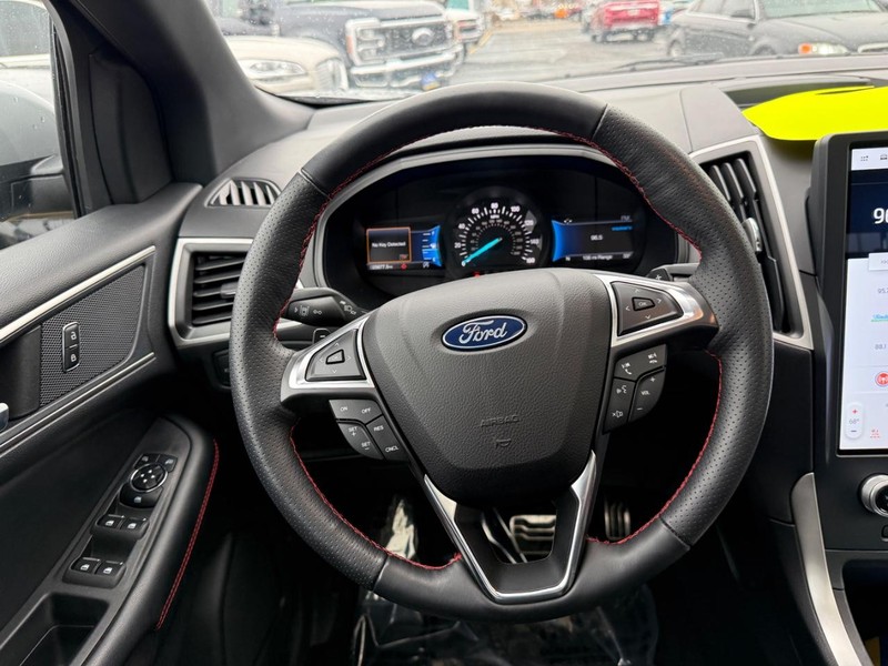 Ford Edge Vehicle Full-screen Gallery Image 10