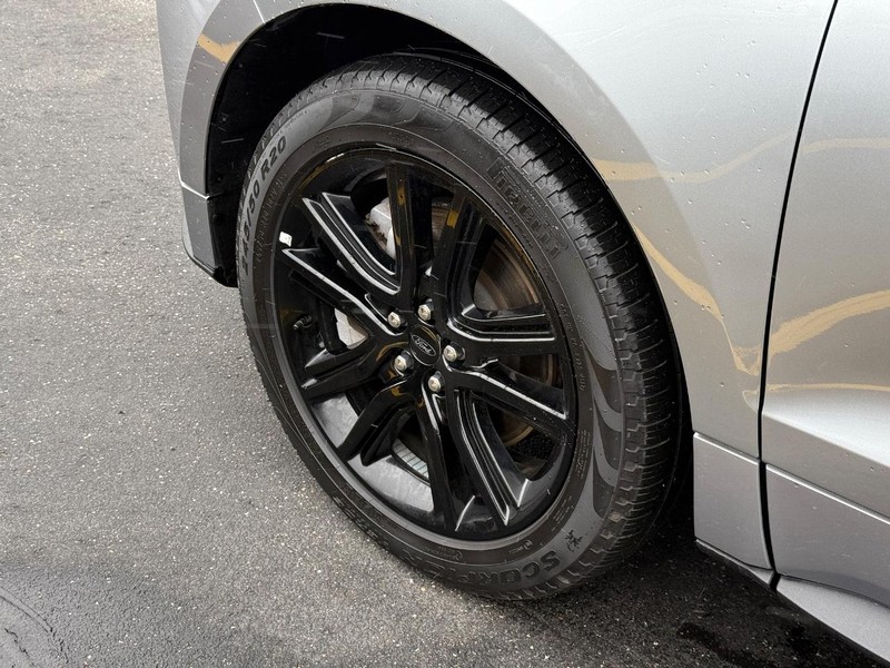 Ford Edge Vehicle Full-screen Gallery Image 12