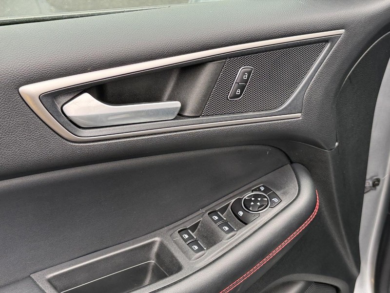 Ford Edge Vehicle Full-screen Gallery Image 14