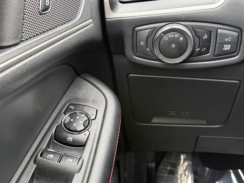 Ford Edge Vehicle Full-screen Gallery Image 24