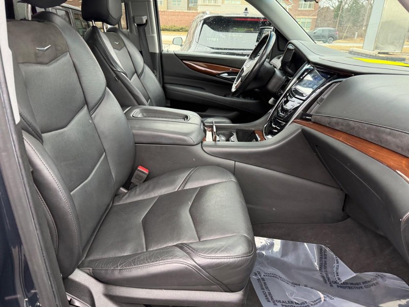 Cadillac Escalade Vehicle Full-screen Gallery Image 07