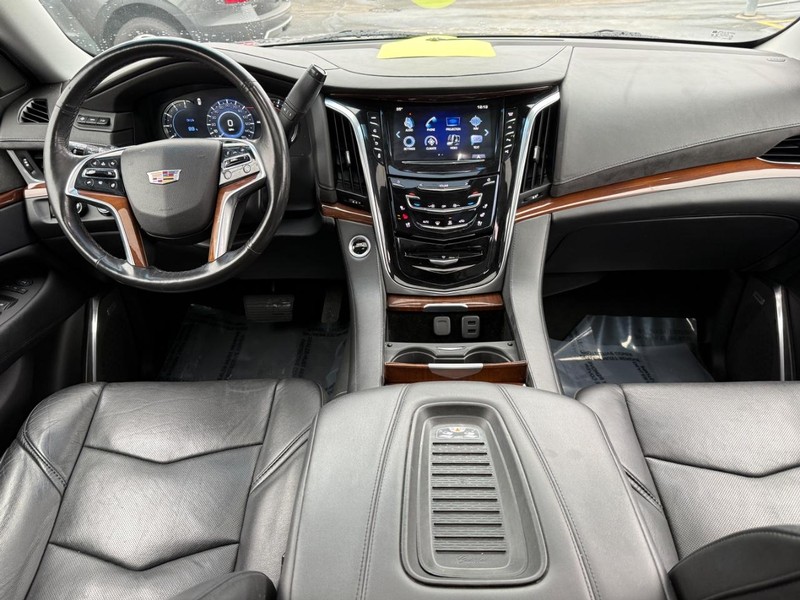 Cadillac Escalade Vehicle Full-screen Gallery Image 09