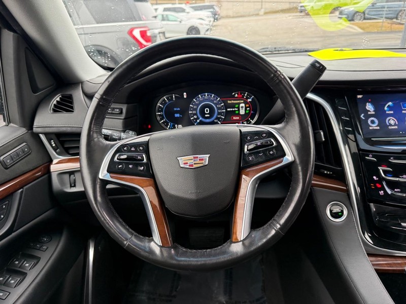 Cadillac Escalade Vehicle Full-screen Gallery Image 10