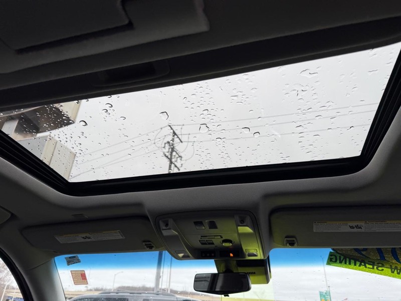 Cadillac Escalade Vehicle Full-screen Gallery Image 11