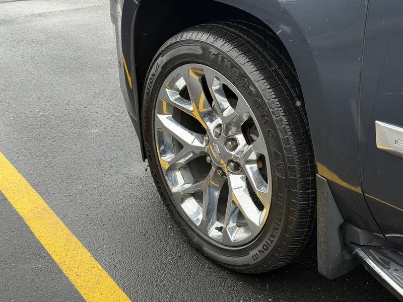 Cadillac Escalade Vehicle Full-screen Gallery Image 13