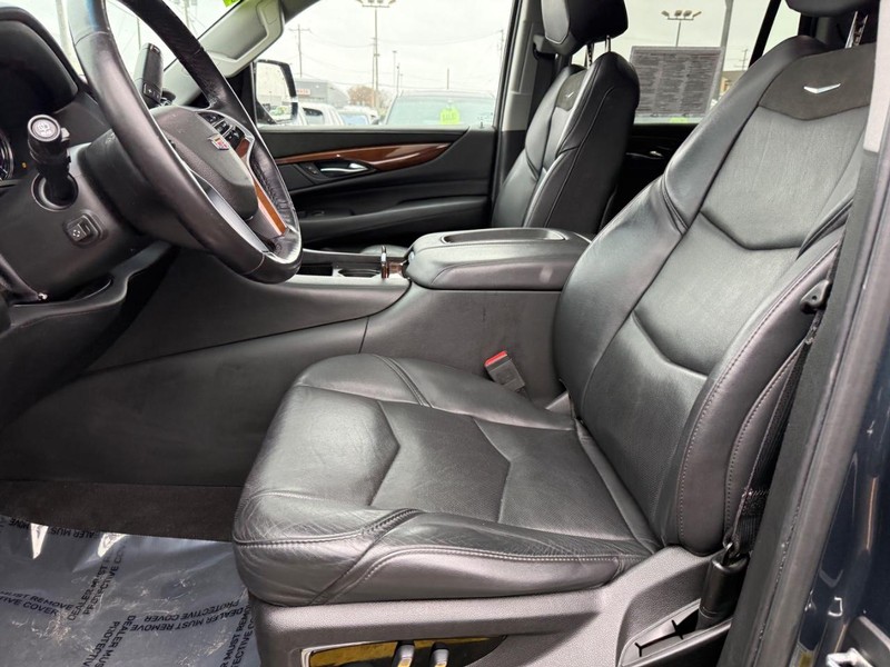 Cadillac Escalade Vehicle Full-screen Gallery Image 14