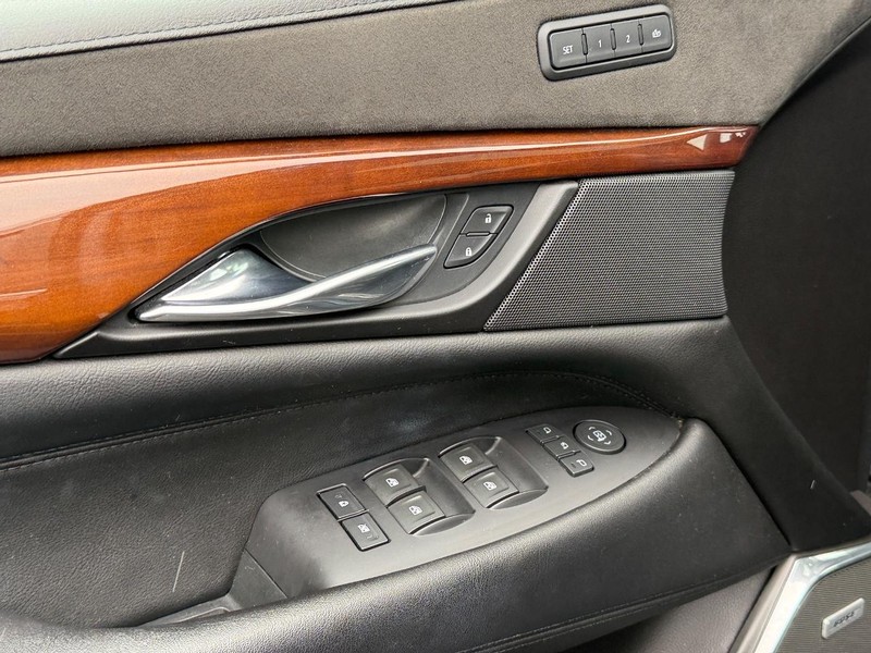 Cadillac Escalade Vehicle Full-screen Gallery Image 15