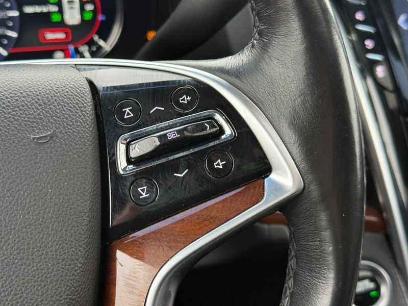 Cadillac Escalade Vehicle Full-screen Gallery Image 17