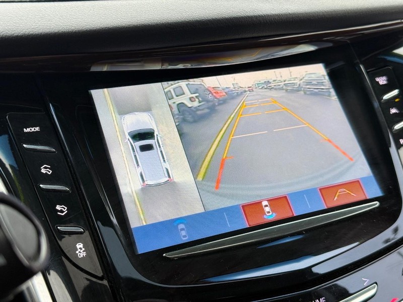 Cadillac Escalade Vehicle Full-screen Gallery Image 20