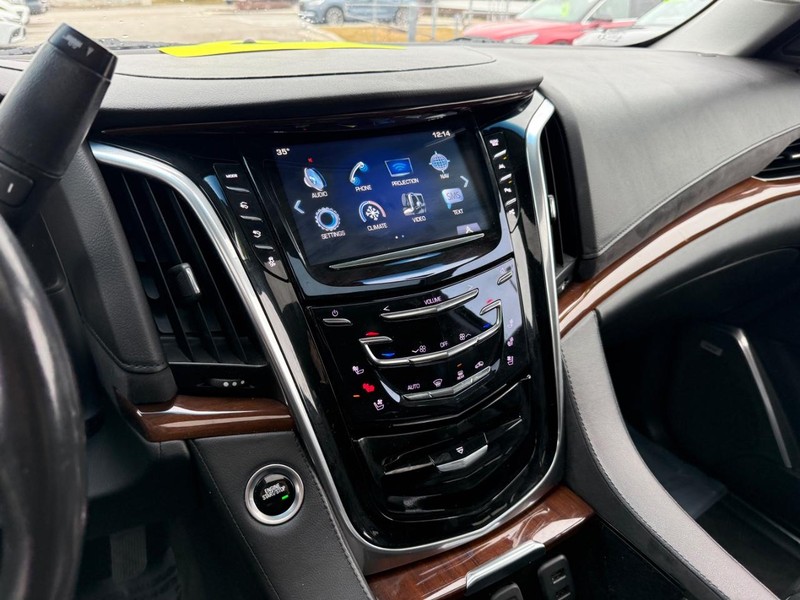 Cadillac Escalade Vehicle Full-screen Gallery Image 21