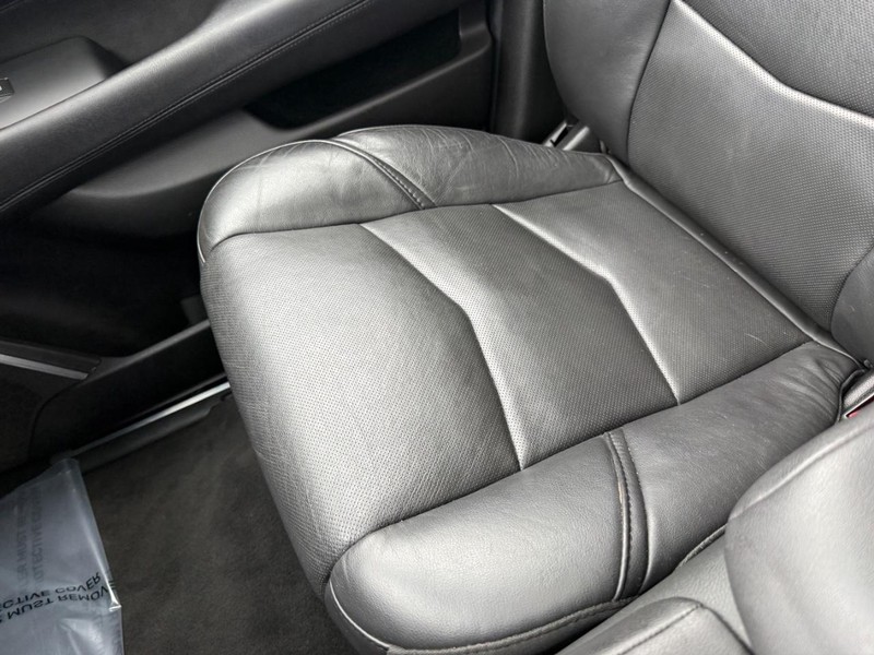 Cadillac Escalade Vehicle Full-screen Gallery Image 22