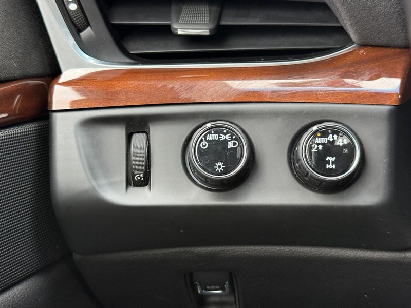 Cadillac Escalade Vehicle Full-screen Gallery Image 24