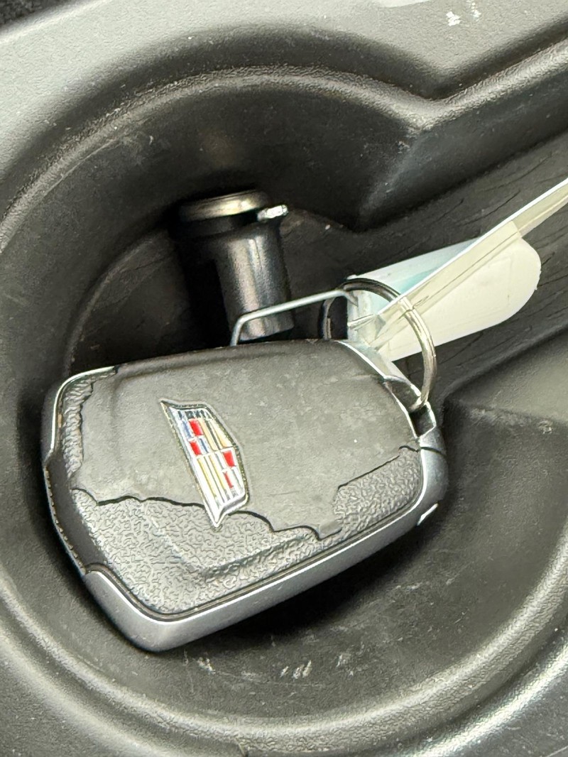 Cadillac Escalade Vehicle Full-screen Gallery Image 25