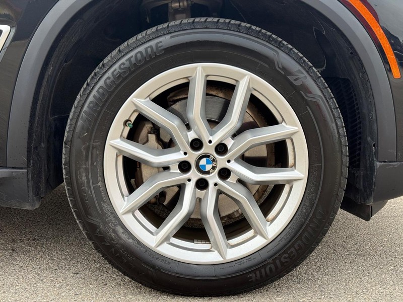 BMW X5 Vehicle Full-screen Gallery Image 09