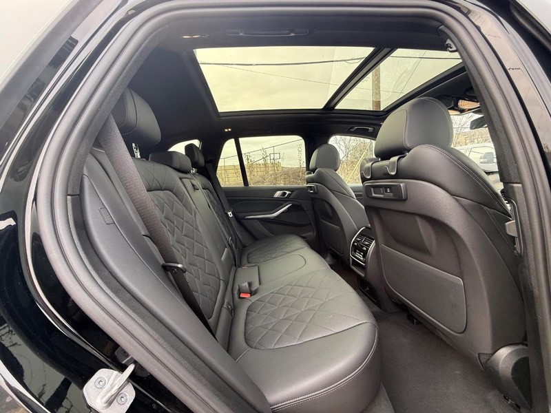 BMW X5 Vehicle Full-screen Gallery Image 11