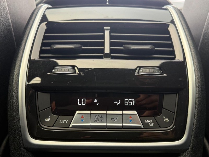 BMW X5 Vehicle Full-screen Gallery Image 14