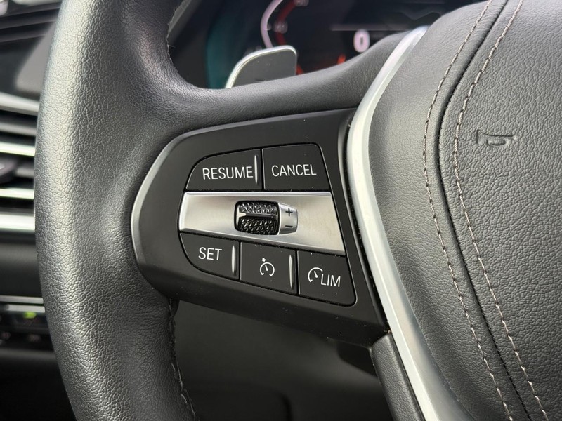 BMW X5 Vehicle Full-screen Gallery Image 17